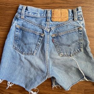 Levi’s high waisted distressed jean short